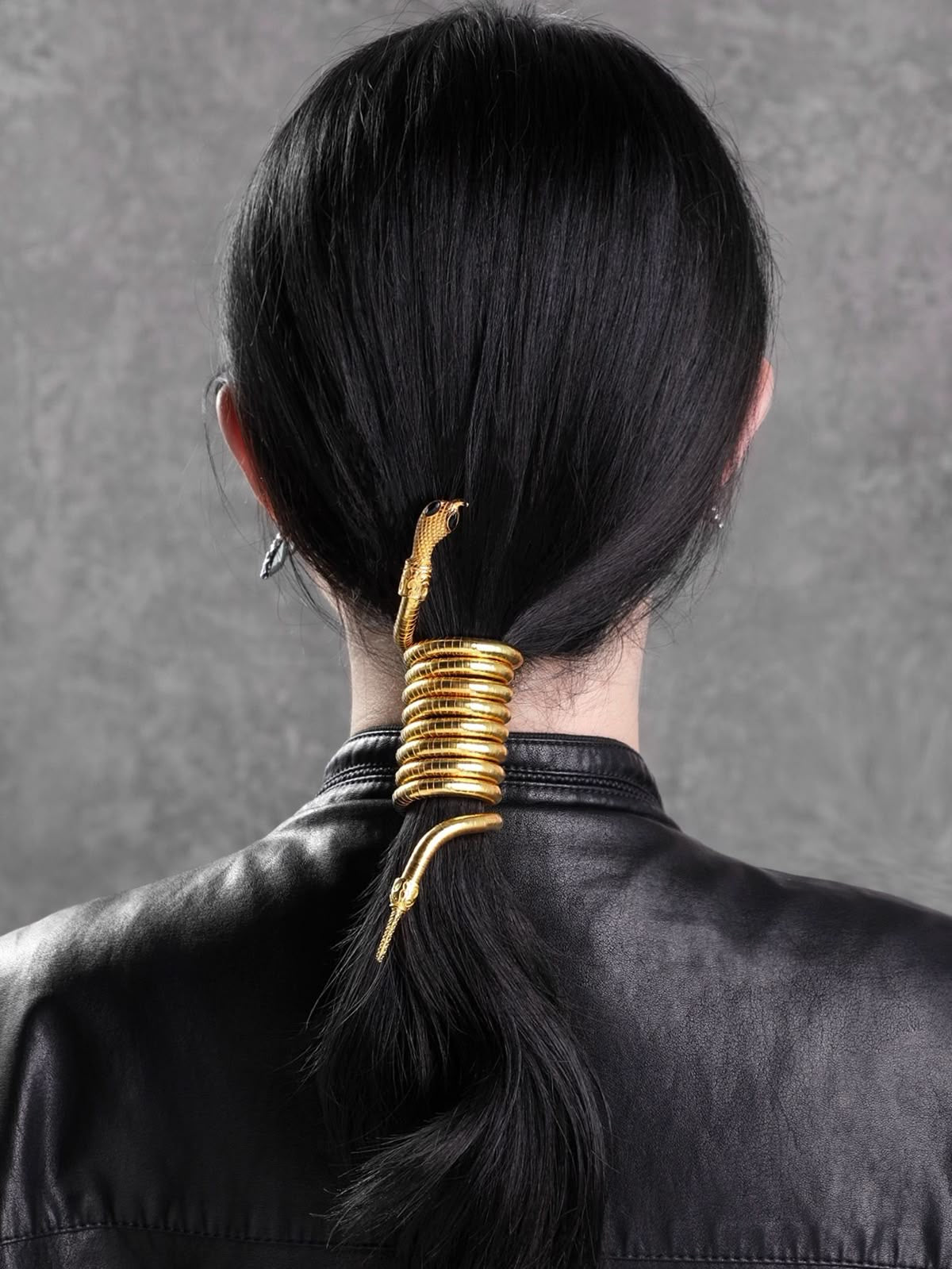 Shop golden snake bendable necklace - multi-way wearable jewelry - viral foldable choker at Jewellery Lovers. Anti-tarnish, trendy & perfect for daily or festiv jewellerylovers