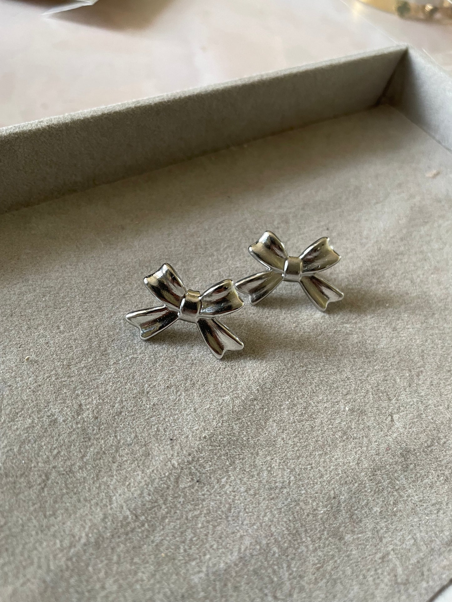 Bow earrings