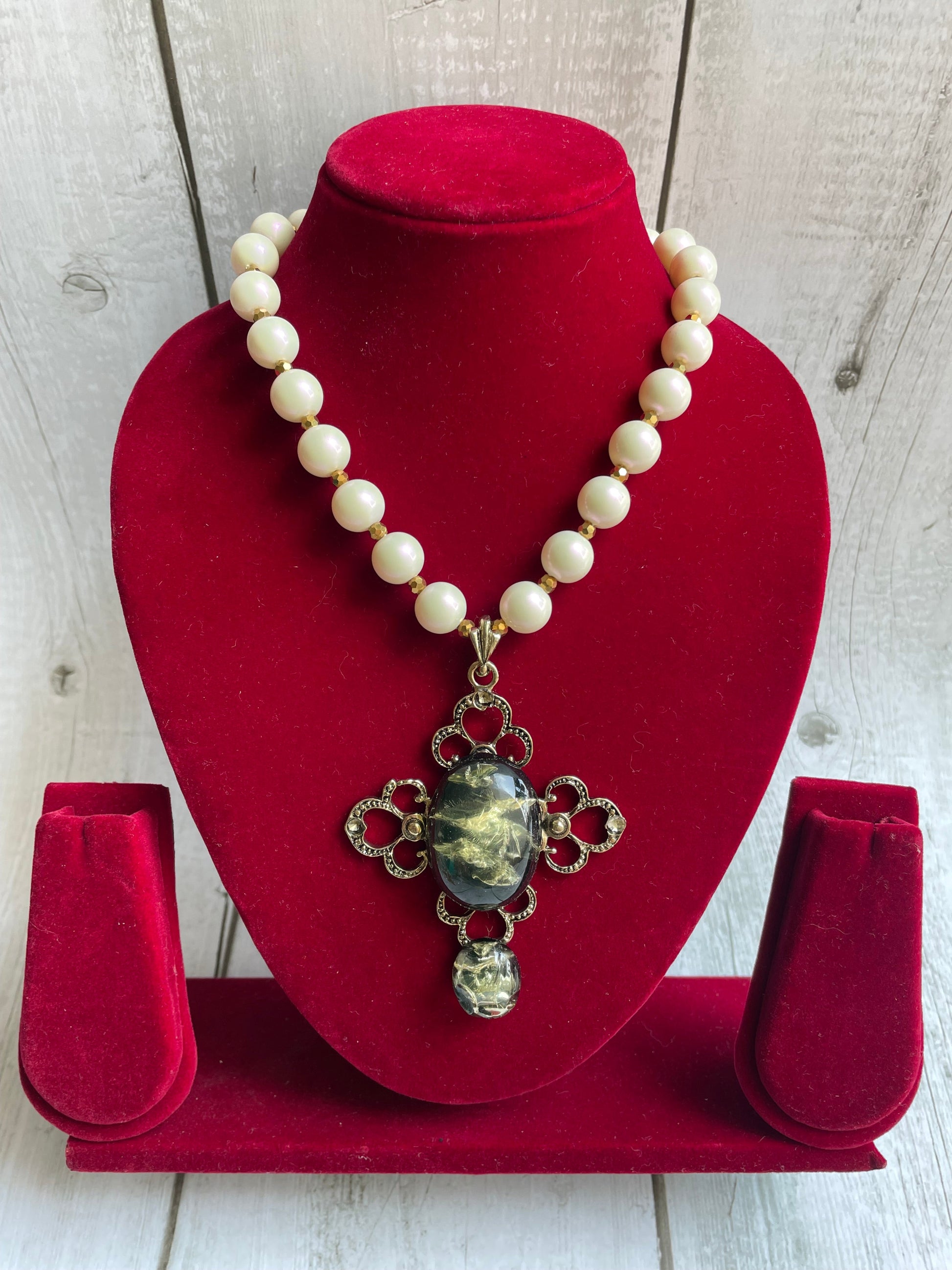 Shop big stone necklace at Jewellery Lovers. Anti-tarnish, trendy & perfect for daily or festive wear. Free shipping available. jewellerylovers