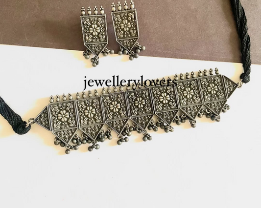 Shop black flower choker set with earrings at Jewellery Lovers. Anti-tarnish, trendy & perfect for daily or festive wear. Free shipping available. jewellerylovers