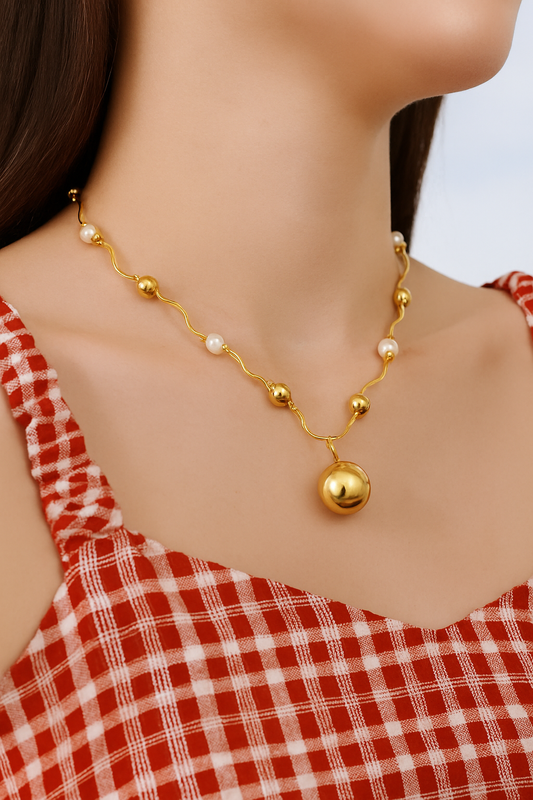 Gold necklace with white beads | Necklace by Jewellery Lovers jewellerylovers